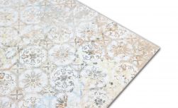 Zbliżenie na wzór dekoracyjny płytki imitującej stary dywan Carpet Sand Natural 59,2x59,2