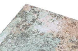 Zbliżenie na szczegóły powierzchni dekoracyjnej płytki imitującej stary dywan Carpet Bahdad Green 50x100
