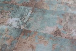 Zbliżenie na dekoracyjną powierzchnię płytek imitujących stary dywan Carpet Bahdad Green 50x100
