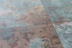 Szczegóły powierzchni dekoracyjnej kolorowych płytek imitujących stary dywan Carpet Bahdad Green 50x100