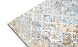 Zbliżenie na wzór dekoracyjny płytki imitującej stary dywan Carpet Vesige Natural 50x100