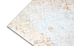 Zbliżenie na jasny wzór dekoracyjnej płytki imitującej stary dywan Carpet Sand Natural 50x100