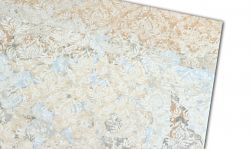 Zbliżenie na wzór dekoracyjny płytki imitującej stary dywan Carpet Sand Natural 50x100
