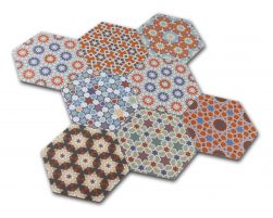 Kompozycja ułożona z kolorowych płytek patchworkowych heksagonalnych Andalusi 33x28,5