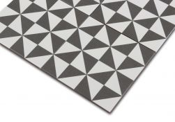 Zbliżenie na powierzchnię biało-czarnych płytek patchworkowych geometrycznych Terrades Grafito 20x20