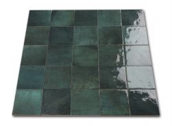 Kompozycja wielu cegiełek ściennych kwadratowych w odcieniach zieleni Artisan Moss Green 13,2x13,2