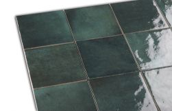Zbliżenie na cegiełki ścienne kwadratowe w połysku w odcieniach zieleni Artisan Moss Green 13,2x13,2