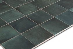 Zbliżenie na cegiełki ścienne kwadratowe w odcieniach zieleni Artisan Moss Green 13,2x13,2
