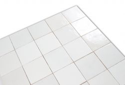 Zbliżenie na cegiełki ścienne kwadratowe w połysku w odcieniach bileli Artisan White 13,2x13,2