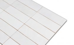 Zbliżenie na cegiełki ścienne w odcieniach bieli Artisan White 6,5x20