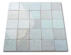 Kompozycja wielu kwadratowych cegiełek ściennych w odcieniach błękitu Artisan Aqua 13,2x13,2