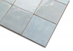 Zbliżenie na kwadratowe cegiełki ścienne w odcieniach błękitu Artisan Aqua 13,2x13,2