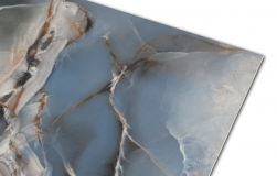 Kant niebieskiej płytki imitującej kamień z żyłami i smugami Onice Reale Oceano 60x120