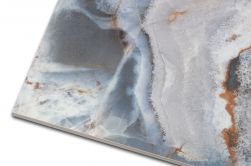 Detale niebieskiej płytki imitującej kamień ze smugami Onice Reale Oceano 60x120