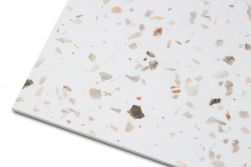 Zbliżenie na detale płytki lastryko z kolorowymi okruchami na białym tle Terrazzo Savoy 60x120