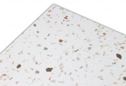 Zbliżenie na kolorowe okruchy na białym tle płytki lastryko Terrazzo Savoy 60x120
