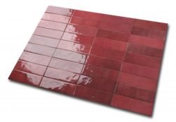Połączenie wielu cegiełek ściennych w czerwonych odcieniach Artisan Burgundy 6,5x20