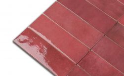 Zbliżenie na czerwone cegiełki ścienne Artisan Burgundy 6,5x20