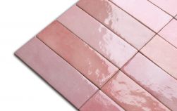 Zbliżenie na cegiełki ścienne w odcieniach różu Artisan Rose Mallow 6,5x20