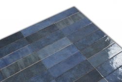 Zbliżenie na cegiełki ścienne w połysku w odcieniach niebieskiego Artisan Colonial Blue 6,5x20