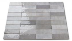 Kompozycja wielu cegiełek ściennych szarych Artisan Alabaster 6,5x20 z połyskliwą powierzchnią