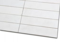 Zbliżenie na białe, rustykalne cegiełki ścienne Tribeca Gypsum White 6x24,6