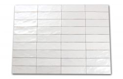 Kompozycja wielu białych połyskliwych cegiełek ściennych Mallorca White 6,5x20