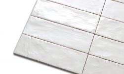 Zbliżenie na białe cegiełki ścienne w połysku Mallorca White 6,5x20