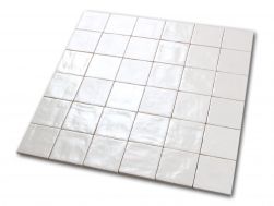Kompozycja wielu cegiełek ściennych w połysku kwadratowych białych Mallorca White 10x10