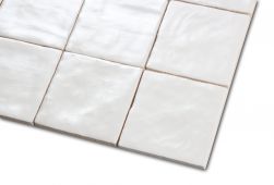 Zbliżenie na cegiełki ścienne kwadratowe białe Mallorca White 10x10