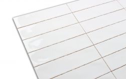 Zbliżenie na białe cegiełki ścienne w połysku Masia Blanco 7,5x30
