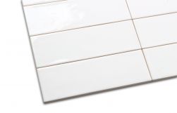 Zbliżenie na detale białych cegiełek ściennych w połysku Country Blanco 6,5x20