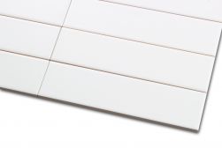 Zbliżenie na detale cegiełek ściennych w kolorze białego matu Evolution Blanco Mate 5x20