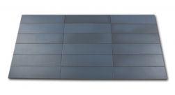 Połączenie wielu ciemnoniebieskich cegiełek ściennych Stromboli Glassy Blue 9,2x36,8