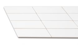 Zbliżenie na białe cegiełki ucięte ukośnie Chevron White Right 18,6x5,2