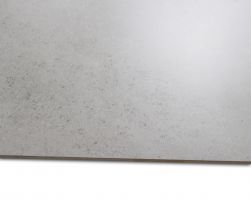 Zbliżenie na powierzchnię szarej płytki imitującej beton Max Soft Grey 60x60