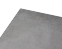 Zbliżenie na powierzchnię szarej płytki tarasowej imitującej beton Select Grey 2.0 60x60 II Gat.