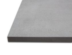 Widok na grubość płytki tarasowej szarej imitującej beton Select Grey 2.0 60x60 II Gat.