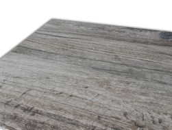 Zbliżenie na szarą powierzchnię drewnopodobnej płytki tarasowej Wood Grigio 2 cm 40x81