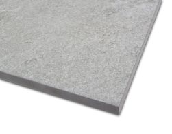 Zbliżenie na szczegóły szarej płytki imitującej beton grubej Pietra Serena Grey 3.0 60x60 II Gat.
