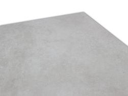 Zbliżenie na szarą powierzchnię płytki imitującej beton Ambient Perla Grande 60x120