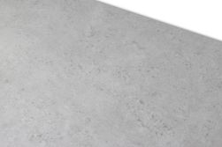 Zbliżenie na szarą powierzchnię płytki imitującej beton Lanchaster Grey 60x120