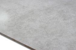 Zbliżenie na szarą powierzchnię płytki imitującej beton Ambient Grey Grande 60x120