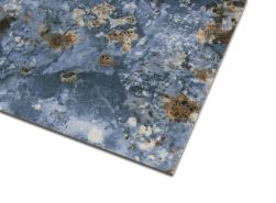 Zbliżenie na detale powierzchni płytki imitującej kamień niebieskiej Nebula Blue 60x120