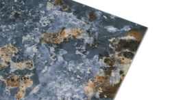 Detale niebieskiej powierzchni w połysku płytki imitującej kamień Nebula Blue 60x120