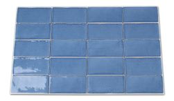 Kompozycja stworzona z niebieskich cegiełek ściennych w połysku Bakerstreet Bleu 7,5x15