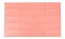 Kompozycja stworzona z matowych cegiełek ściennych w kolorze koralowym Bloom Corail Mat 6,5x13,2