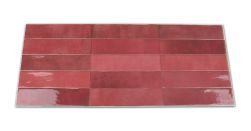 Kompozycja składająca się z czerwonych cegiełek ściennych w połysku Bakerstreet Rose Fonce 7,5x30