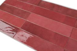 Widok na czerwoną i połyskliwą powierzchnię cegiełek ściennych Bakerstreet Rose Fonce 7,5x30