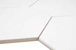 Widok na detale powierzchni białych płytek heksagonalnych ze wzorami w połysku Hexa Mix Decor 17,5x20